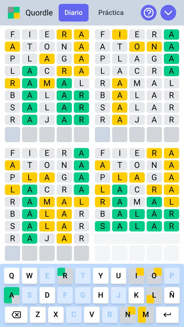 Captura de pantalla del juego Quordle, mostrando cuatro cuadrículas de juego con intentos de adivinar palabras en español. Las casillas revelan letras en colores verde, amarillo y gris, indicando aciertos, existencias en otra posición, y ausencias de letras, respectivamente.